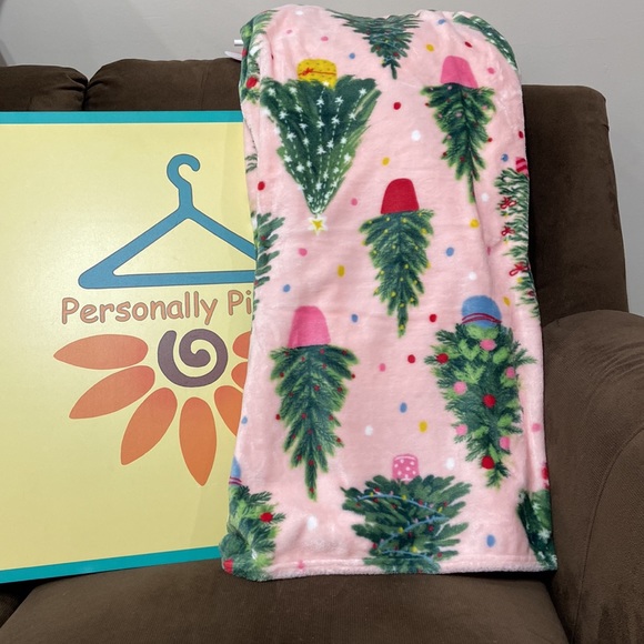 Cupcakes & Cashmere Oversized Christmas Throw - Picture 2 of 4